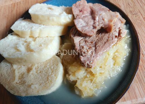 Bravčové pečené, kapusta, knedľa